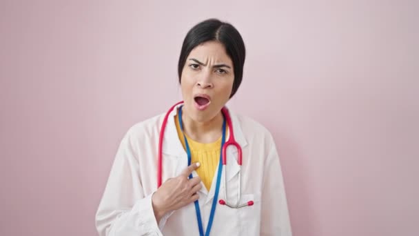 Jeune Belle Hispanique Femme Médecin Pointant Elle Même Disant Non — Video