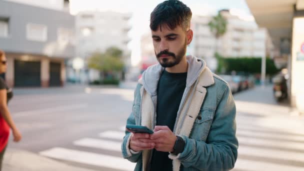 Sokakta Akıllı Telefon Kullanan Ciddi Bir Suratı Olan Genç Bir — Stok video