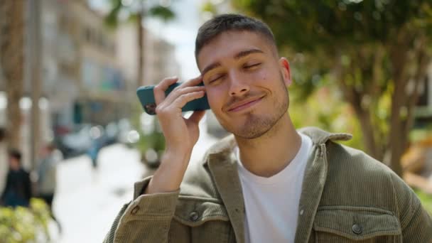 Mladý Hispánec Muž Usměvavý Sebevědomě Poslech Audio Zprávy Smartphonu Parku — Stock video