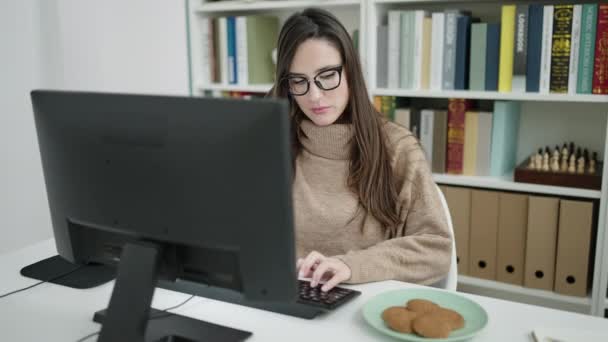 Estudante Hispânico Bonita Usando Computador Comer Cookies Universidade Biblioteca — Vídeo de Stock