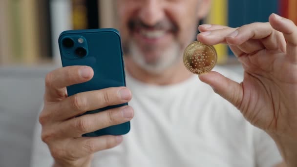 Homme Âge Moyen Tenant Cardano Crypto Monnaie Utilisant Smartphone Maison — Video