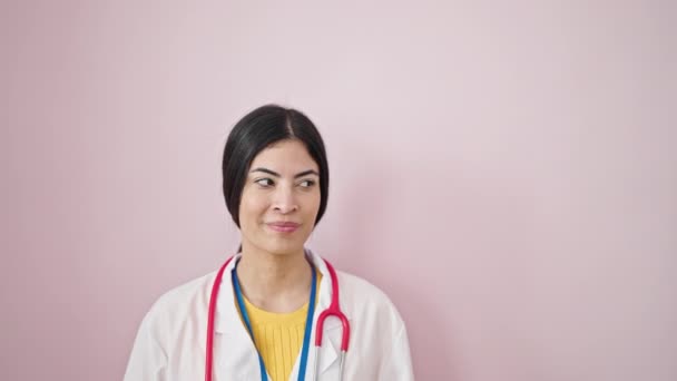年轻美丽的惊慌失措的女医生抬起头 惊讶地看着那孤立的粉红背景 — 图库视频影像