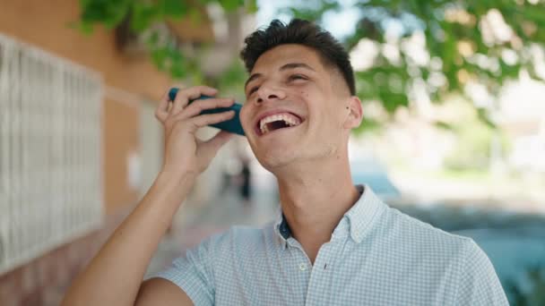 Jeune Homme Hispanique Souriant Confiant Écoute Message Audio Par Smartphone — Video