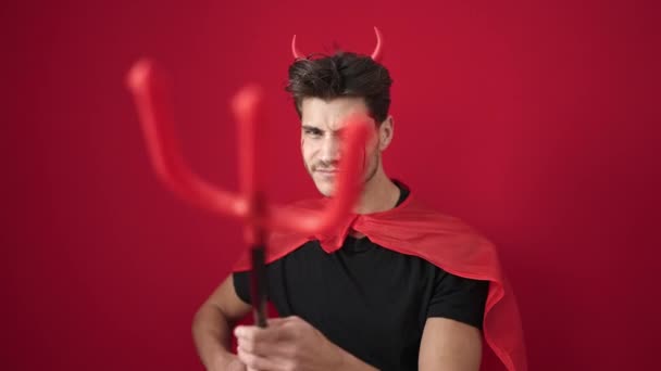 Mladý Hispánec Muž Sobě Ďábel Kostým Držení Trojzubec Nad Izolované — Stock video