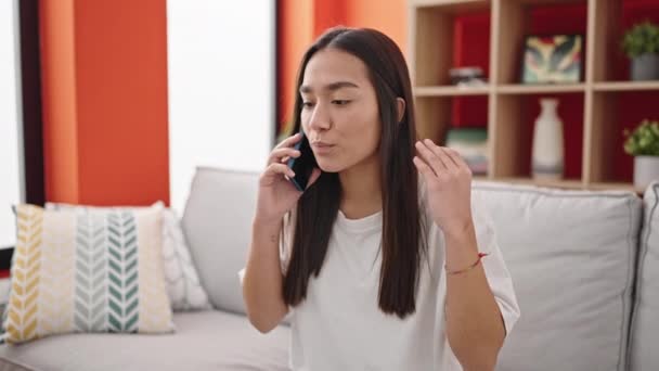 Mladá Krásná Hispánská Žena Mluví Smartphonu Nešťastným Výrazem Doma — Stock video