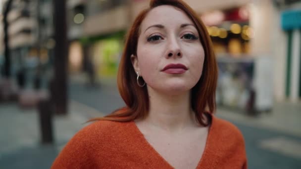 Junge Rothaarige Frau Mit Ernstem Gesichtsausdruck Steht Auf Der Straße — Stockvideo