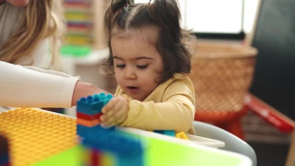 Учитель Ребенок Играют Строительными Блоками Сидя Столе Детском Саду — стоковое видео