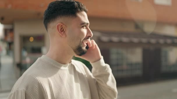 Fiatal Arab Férfi Mosolygós Magabiztos Beszél Okostelefonon Utcán — Stock videók