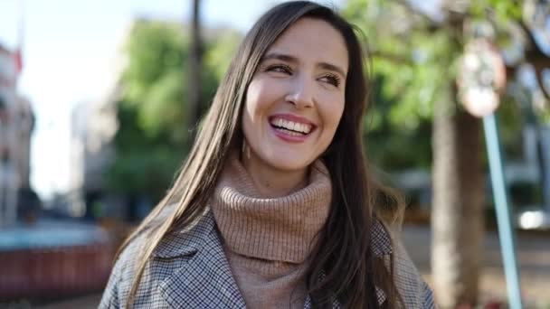 Vacker Latinamerikansk Kvinna Ler Tryggt Parken — Stockvideo