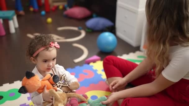 Guru Dan Sekelompok Anak Anak Bermain Dengan Boneka Duduk Lantai — Stok Video