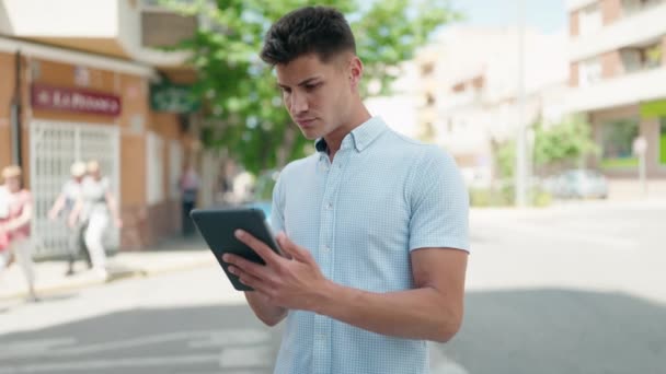 Joven Hombre Hispano Sonriendo Confiado Usando Touchpad Calle — Vídeo de stock