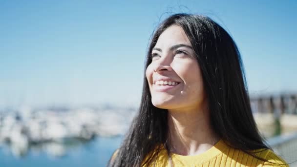 Genç Güzel Spanyol Kadın Deniz Kenarında Gözleri Kapalı Nefes Alıyor — Stok video