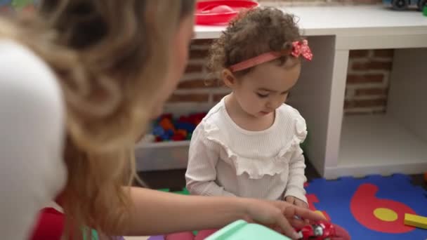 Professor Criança Brincando Com Carros Brinquedo Sentado Chão Jardim Infância — Vídeo de Stock