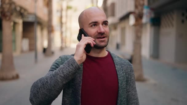 Mladý Plešatý Muž Usměvavý Sebevědomě Mluví Smartphonu Ulici — Stock video