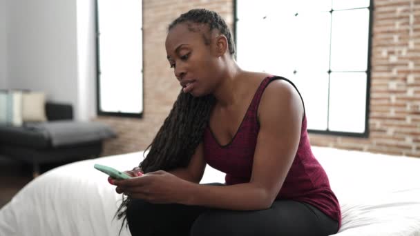 Mujer Africana Usando Teléfono Inteligente Sentado Cama Mirando Enojado Dormitorio — Vídeo de stock