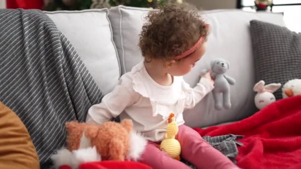 Rozkošný Kavkazský Dívka Hrát Hračky Sedí Pohovce Vánočního Stromečku Doma — Stock video
