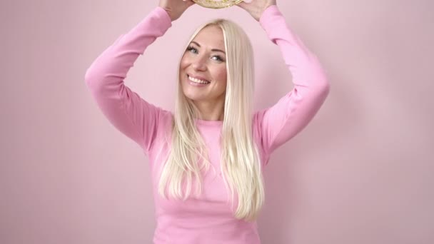 Ung Blond Kvinna Ler Säker Bär Prinsar Krona Över Isolerade — Stockvideo