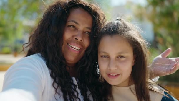 Mãe Filha Abraçando Uns Aos Outros Tendo Videochamada Parque — Vídeo de Stock