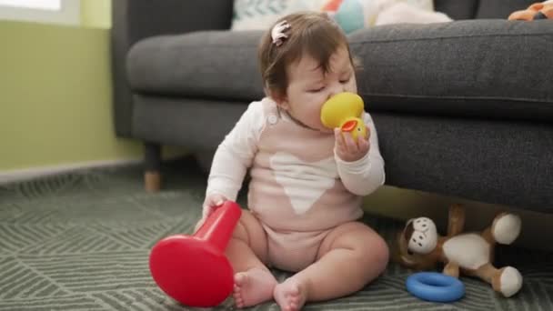 Adorable Toddler Sitting Floor Playing Hoops Home — Vídeo de Stock