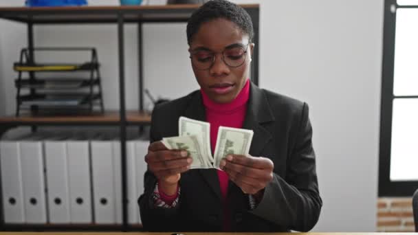 Afričanky Americká Žena Obchodní Pracovník Dávat Dolary Potřást Rukou Kanceláři — Stock video