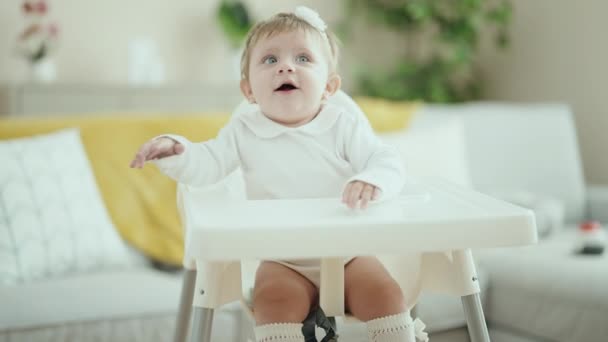 Adorável Bebê Loiro Sentado Cadeira Alta Com Expressão Relaxada Casa — Vídeo de Stock