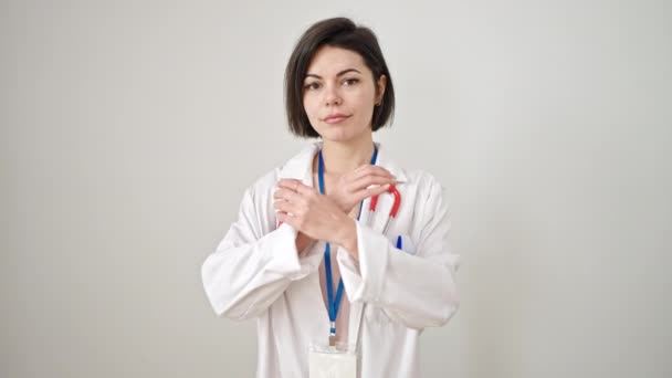 Mujer Joven Caucásica Doctora Sonriendo Confiada Pie Con Brazos Cruzados — Vídeos de Stock