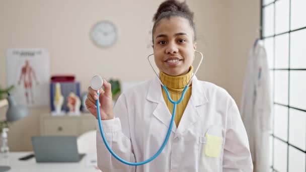 Junge Afrikanisch Amerikanische Ärztin Lächelt Zuversichtlich Und Hält Stethoskop Klinik — Stockvideo