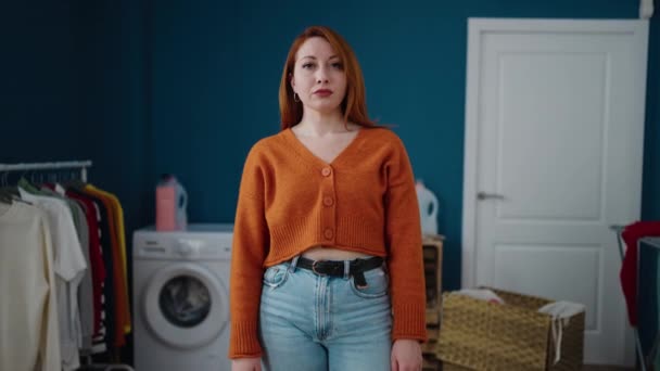 Çamaşır Odasında Kendinden Emin Gülümseyen Genç Kızıl Saçlı Kadın — Stok video