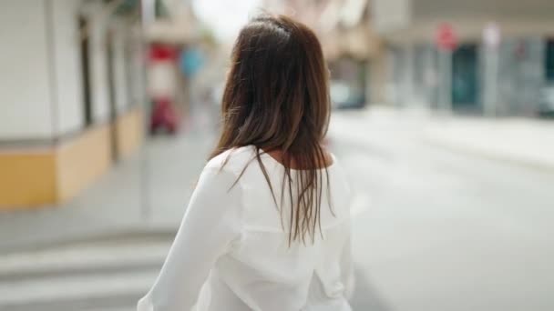 年轻美丽的惊慌失措的女人手挽手站在街上 — 图库视频影像