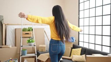 Genç, güzel İspanyol kadın gülümsüyor. Kendine güveni tam, yeni evine dönüyor.