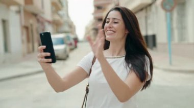 Genç, güzel, İspanyol bir kadın gülümsüyor.