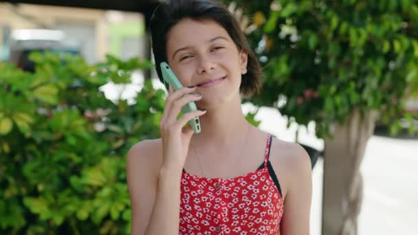 Bedårande Hispanic Flicka Ler Säker Talar Smartphone Gatan — Stockvideo