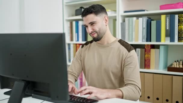 Jovem Árabe Homem Estudante Usando Computador Estressado Sala Aula Universidade — Vídeo de Stock