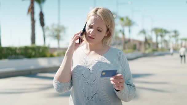 Genç Sarışın Kadın Akıllı Telefondan Konuşuyor Parkta Kredi Kartı Kullanıyor — Stok video