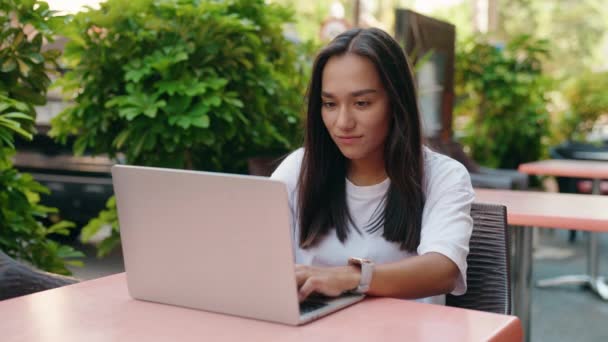 Jovem Bela Mulher Hispânica Usando Laptop Com Expressão Vencedora Sentada — Vídeo de Stock