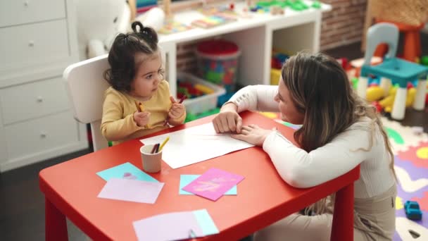Teacher Toddler Sitting Table Drawing Paper Kindergarten — Stockvideo