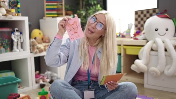Young Blonde Woman Preschool Teacher Having Vocabulary Lesson Kindergarten — Stockvideo