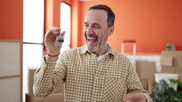 Hombre Mediana Edad Sonriendo Confiado Apuntando Llave Con Dedo Nuevo — Vídeo de stock