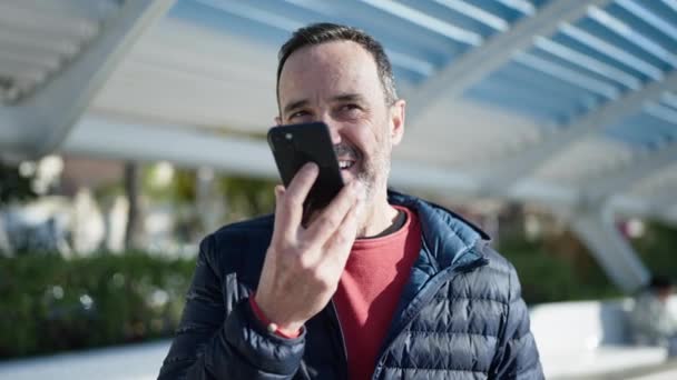 Uomo Mezza Età Che Invia Messaggi Vocali Con Smartphone Parco — Video Stock