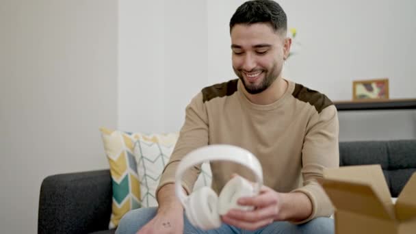 Fiatal Arab Férfi Hogy Fényképet Fejhallgató Otthon — Stock videók