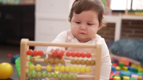 Liebenswertes Kleinkind Spielt Kindergarten Mit Abakus Auf Dem Boden — Stockvideo