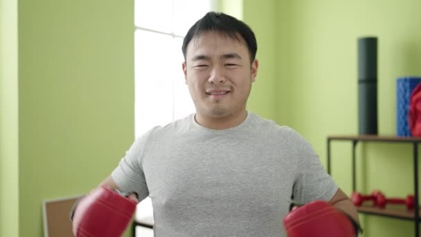 Jovem Chinês Sorrindo Confiante Fazendo Gesto Forte Centro Esportivo — Vídeo de Stock