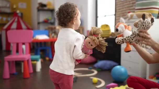 Professor Criança Brincando Com Bonecas Sentadas Chão Jardim Infância — Vídeo de Stock
