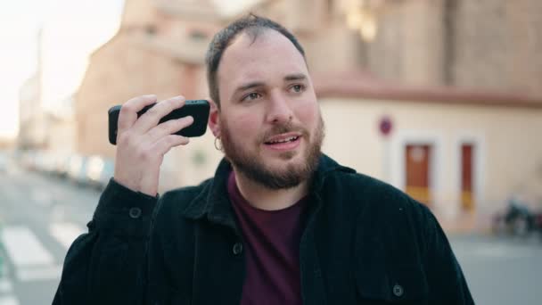 Jovem Size Homem Sorrindo Confiante Ouvir Mensagem Áudio Pelo Smartphone — Vídeo de Stock