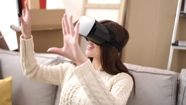 Jovem Bela Mulher Hispânica Usando Óculos Realidade Virtual Sentado Sofá — Vídeo de Stock