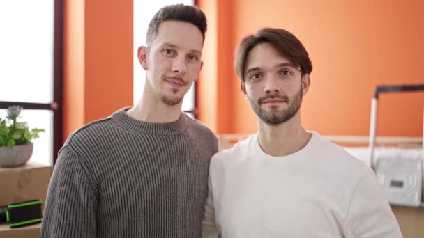 Δύο Άνδρες Ζευγάρι Κρατώντας Κλειδιά Αγκαλιάζονται Στο Νέο Σπίτι — Αρχείο Βίντεο