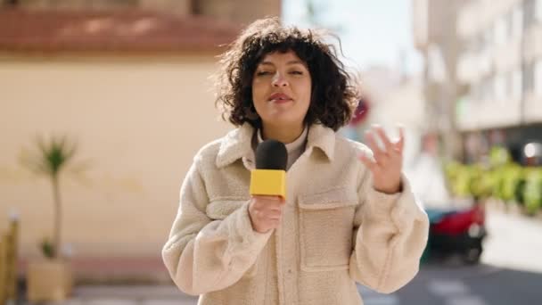 Jeune Journaliste Hispanique Parlant Microphone Dans Rue — Video