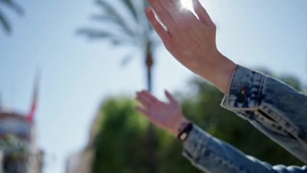 Jonge Spaanse Man Met Handen Omhoog Naar Hemel Het Park — Stockvideo