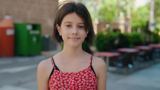 Adorable Chica Hispana Sonriendo Confiada Pie Calle — Vídeos de Stock