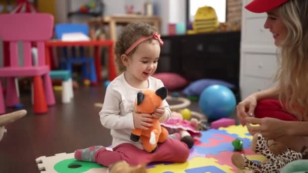 Lærer Småbarn Leger Med Dukker Sidder Gulvet Børnehaven – Stock-video